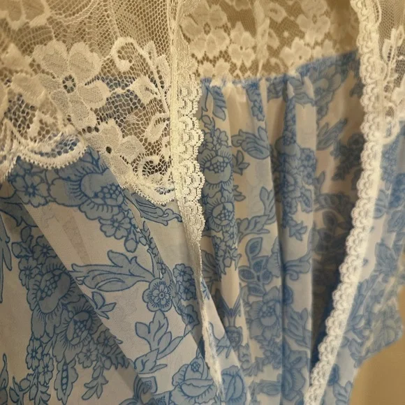 Blue and White Floral Lace Robe - Picture 2 of 6